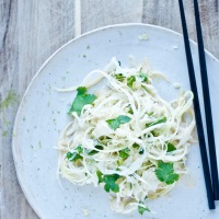 Knasende og sødsyrlig hvidkålsalat med den bedste asiatiske marinade, jeg kan finde på